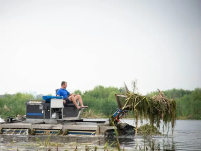 На озере в Липитине работают машины-амфибии