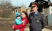 В Луховицах полицейский спас от гибели ребенка