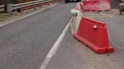 В деревне Янино ремонтируют искусственную переправу через речку Белавинка