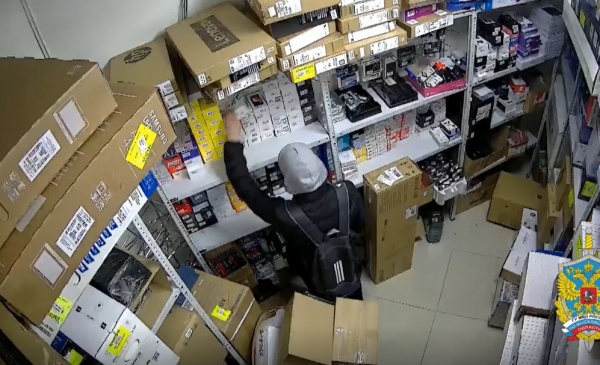 11 телефонов украл коломенец со склада магазина