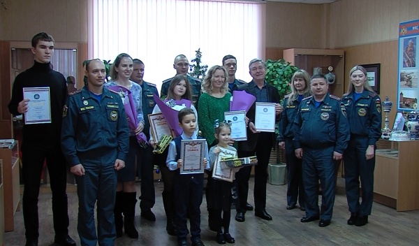 Коломенские огнеборцы наградили юных конкурсантов