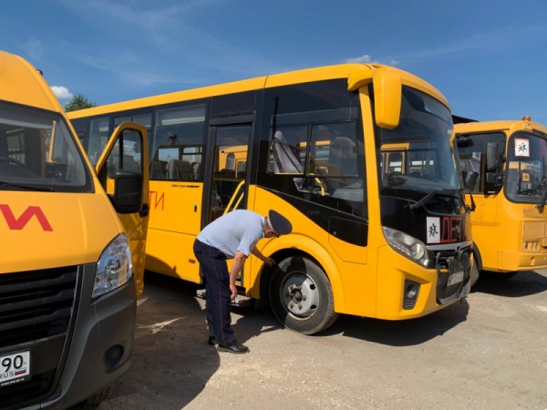 Сотрудники Госавтоинспекции проверяют техническое состояние школьных автобусов