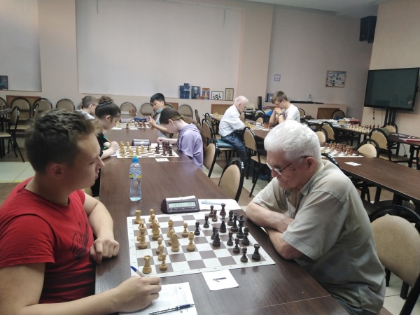 Ветераны и школьники сошлись в шахматных баталиях