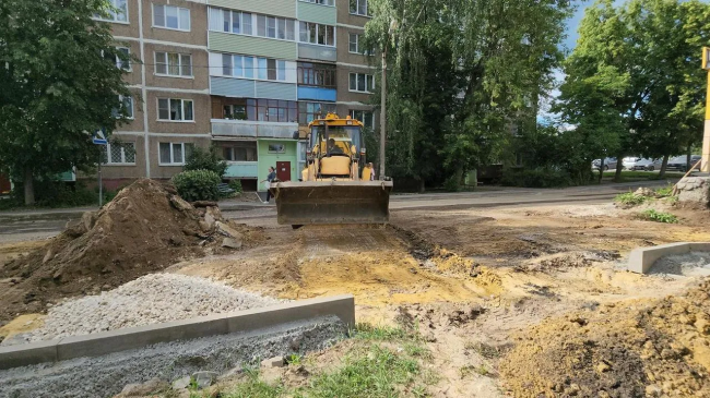 В Луховицах продолжаются работы по комплексному благоустройству дворовой территории на улице Жуковского и на улице Мира