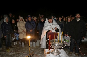 Посетить  святой источник в селе Городна Луховицкого района приехали сотни людей