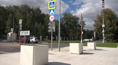 Странные конструкции появились у входа в парк Мира