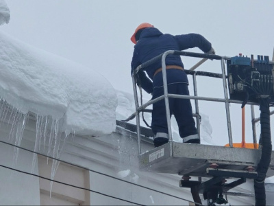 Коммунальщики ведут борьбу с образовавшимися сосульками и наледью на крышах жилых домов