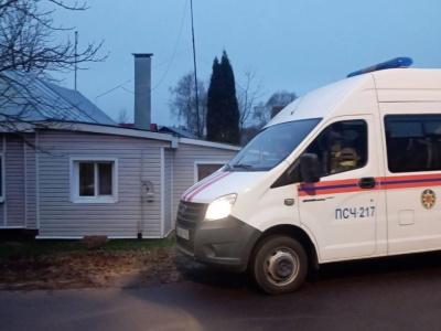 Пожарные Егорьевска помогли транспортировать пожилую пациентку