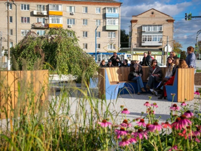 В сквере рядом с МЦ &quot;Горизонт&quot; установили удобные лавочки и качели под навесом