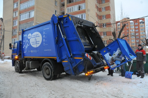 Мусор из синих контейнеров забирает синий мусоровоз