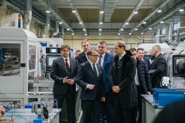 Коломенский завод посетил министр промышленности и торговли РФ Денис Мантуров