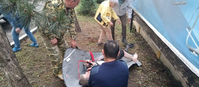 Спасатели оказали помощь коломенцу, угодившему ногой в западню