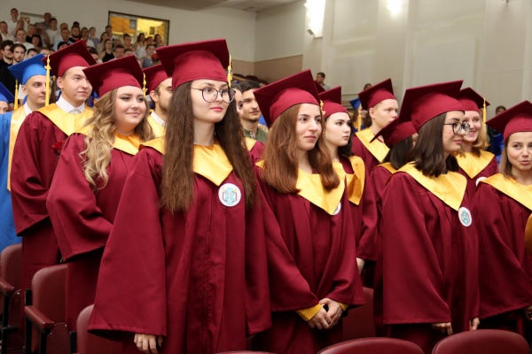 В ГСГУ начались торжественные церемонии вручения дипломов выпускникам
