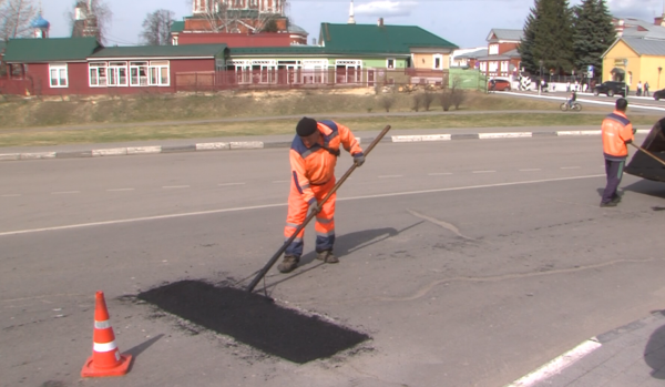 На коломенских муниципальных дорогах продолжается ямочный ремонт