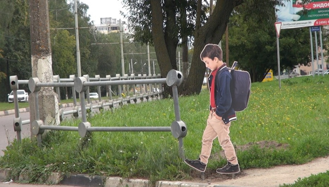 У пешеходных переходов появились пластиковые макеты с реалистичным изображением детей-школьников