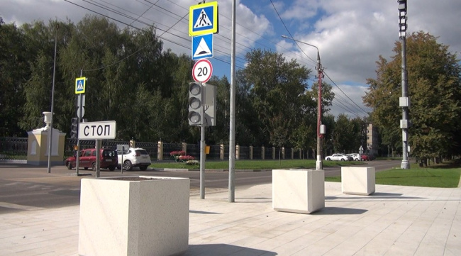 Странные конструкции появились у входа в парк Мира