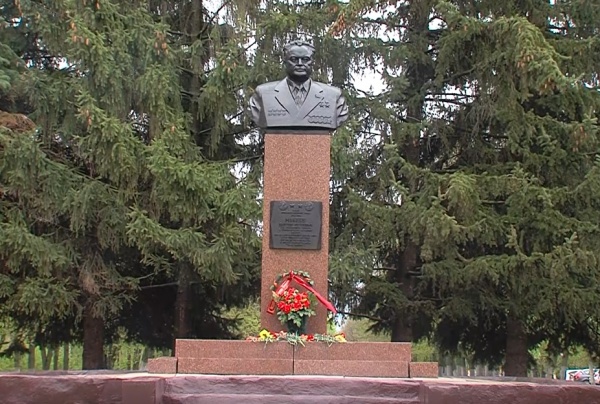Празднование Дня Победы в городском округе Коломна началось с возложения венков и цветов к бюстам героев-земляков