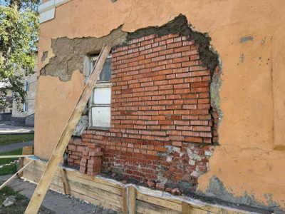 Повреждение на фасаде дома №72 на улице Суворова отремонтировали