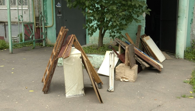 Коломенцы складируют крупногабаритный мусор вне контейнерных площадок