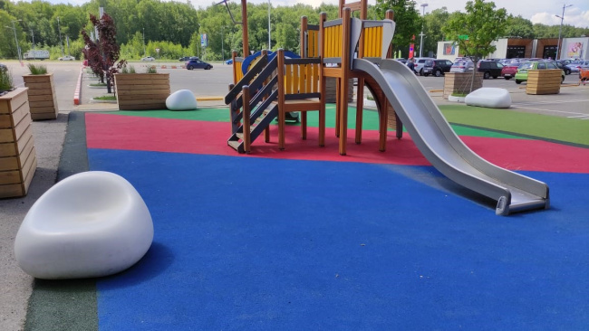 Безопасная игра: почему резиновое покрытие для детских площадок стоит купить