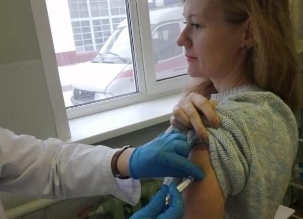 Выездную вакцинацию от ковида провели на Коломенском заводе