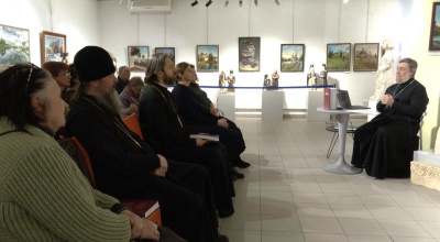 У стен красного храма