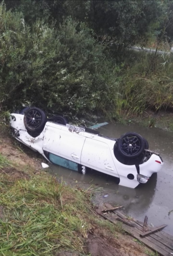 В Егорьевске машина перевернулась и упала в пруд