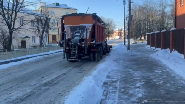 Дорожные службы продолжают очищать наш округ от снега