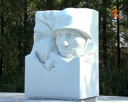 Реконструкция памятника в Щурове на финишной прямой