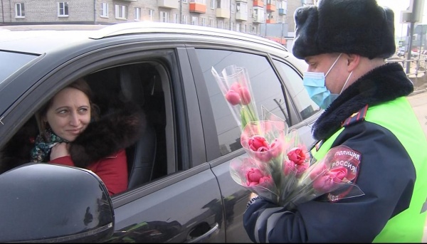 Автолюбительницам Коломны сегодня дарили тюльпаны