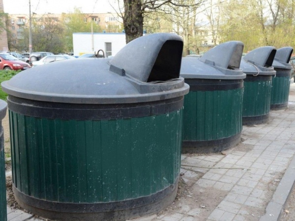 На улице Дзержинского демонтируют заглублённые мусорные контейнеры
