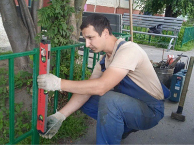 В коломенских дворах продолжается обустройство палисадников