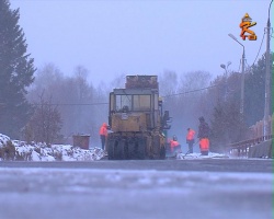 Технологию укладки асфальта в снег освоили и в поселке Кирова