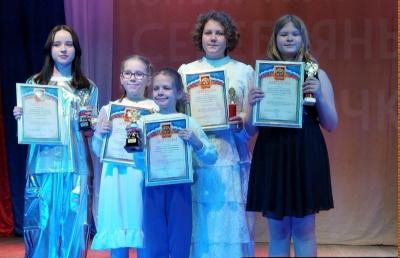Юные солистки вокальной группы "Переменка" приняли участие в конкурсе "Серебряные звёздочки"