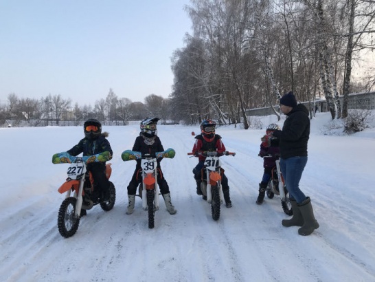  Луховицкие мотогонщики освоили лед реки Черной