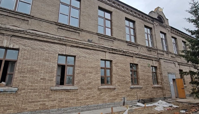 В посёлке Белоомут продолжается капремонт двух школ