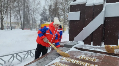 Молодёжный центр "Юнимакс" и волонтёры расчистили пешеходные дорожки в парке Луховиц  