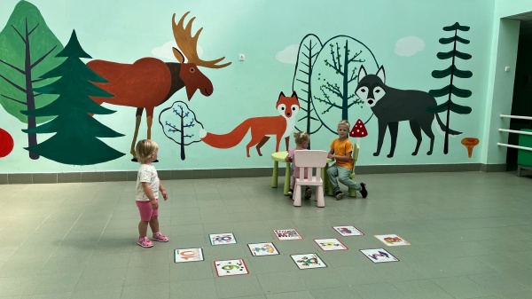 Сотрудница Луховицкой ЦРБ расписала стены детской поликлиники