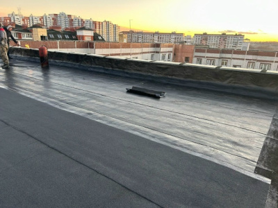 Сотрудники ДГХ отремонтировали более 4500 квадратных метров кровли