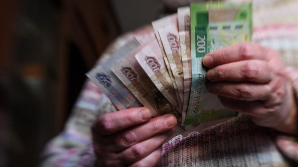 Внеплановую индексацию пенсий, МРОТа и соцвыплат проведут в России