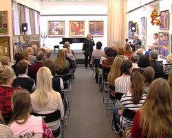 В КЦ "Дом Озерова" открылась выставка "Верность традициям"