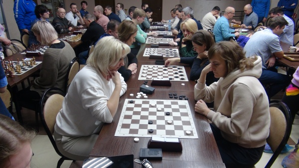 Баталии между сильнейшими игроками в домино, нарды, шашки и шахматы ﻿