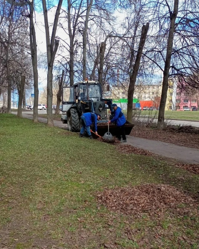 Сотрудники ДГХ продолжают приводить в порядок дворы