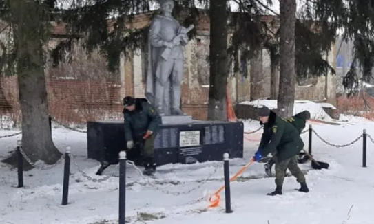 Возле памятника героям Великой Отечественной войны благоустроили территорию