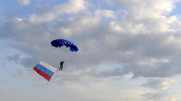 Необычный мировой рекорд установили парашютисты в Коломне