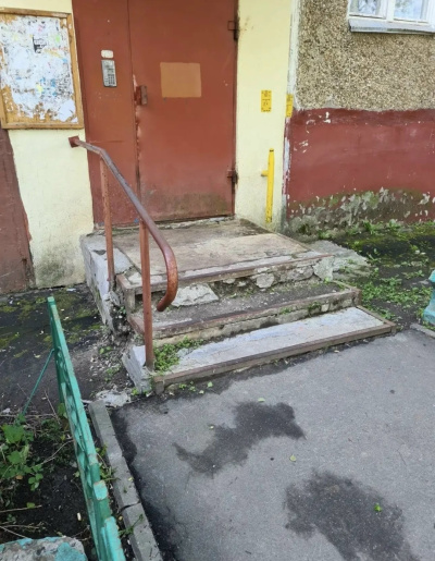 ДГХ привёл в порядок входные группы дома №100 на улице Суворова