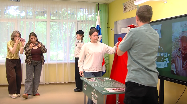 В Емельяновской школе открыли "Парту Героя"