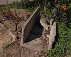 Уже три недели из Ларцевых Полян не могут убрать опасный строительный мусор