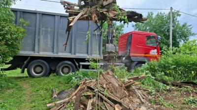 Коммунальщики Коломны убрали мусор в Малом Уварове и Сосновом Бору