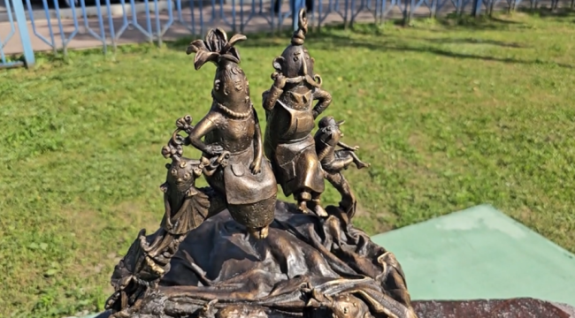 В Луховицах на одну «огуречную» скульптуру стало больше